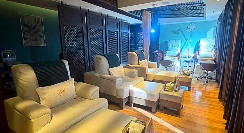 The Quarter Hualamphong by UHG