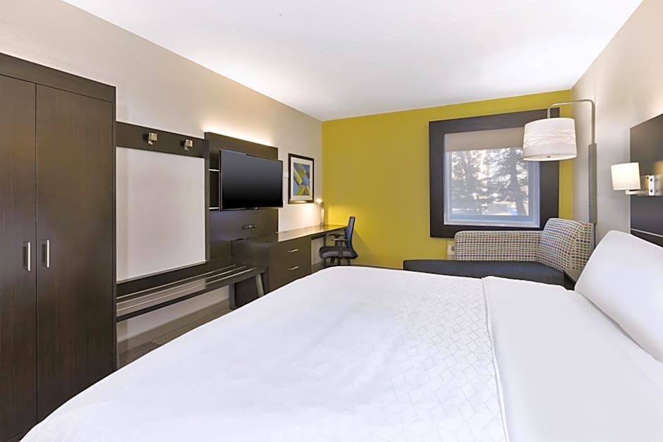 Holiday Inn Express Detroit-Warren/General Motors Technology Center By IHG