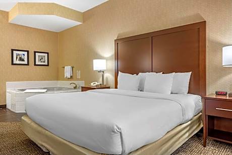 King Room with Hot Tub - Non-Smoking