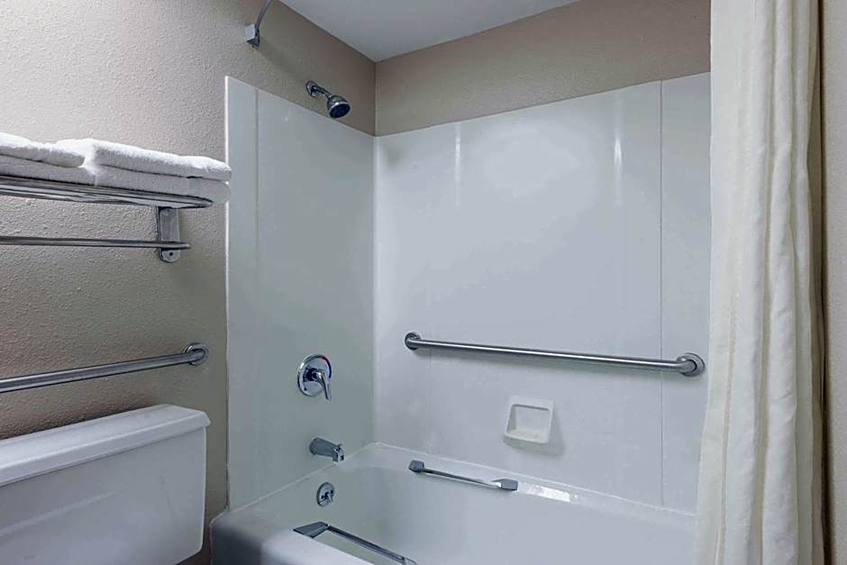 Super 8 by Wyndham St Charles