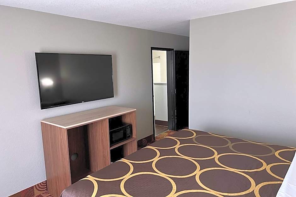 Super 8 by Wyndham Lake of the Ozarks