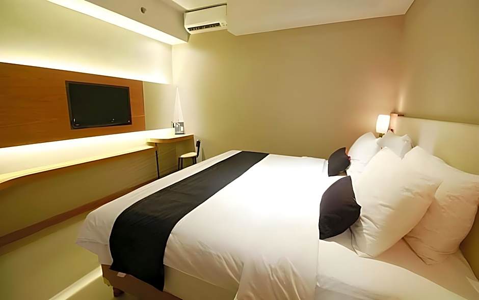 Yellow Star Ambarukmo Hotel