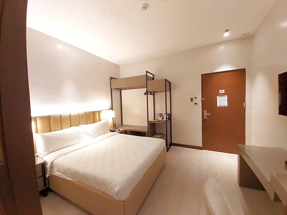 Photo 1 of 4 of Deluxe 1 Queen Bed