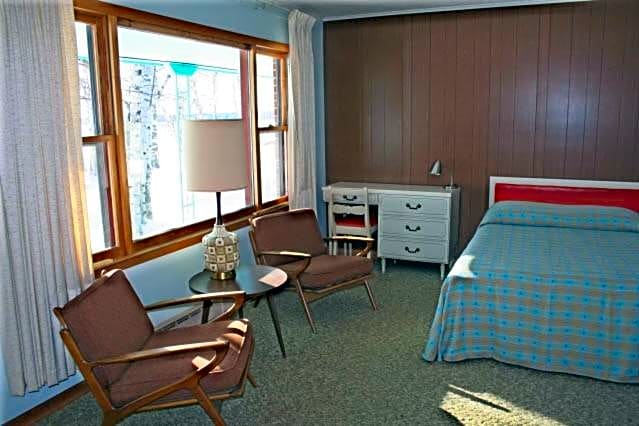 Historic Birch Lodge and Motel