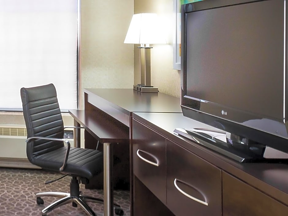 Holiday Inn Express & Suites Burlington - Mount Holly, an IHG Hotel
