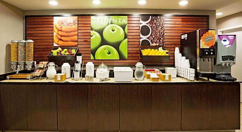 La Quinta Inn & Suites by Wyndham Oshkosh