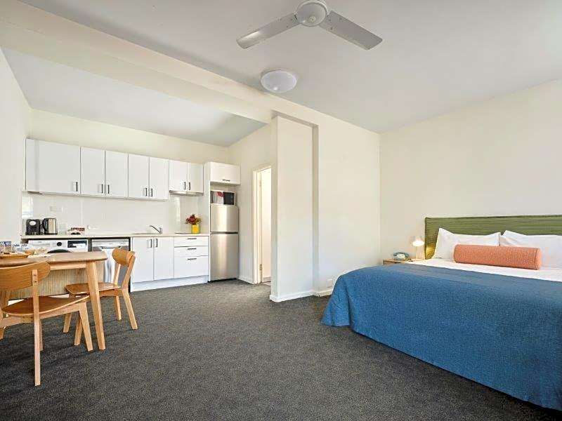 Baileys Parkside Motel by VetroBlu