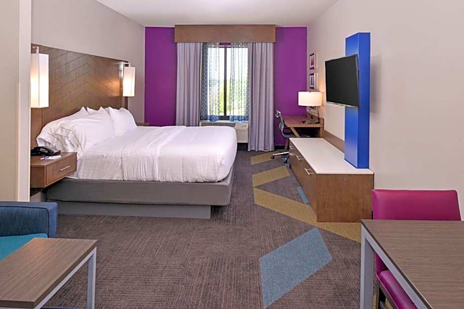 Holiday Inn Express & Suites Bryant West By IHG