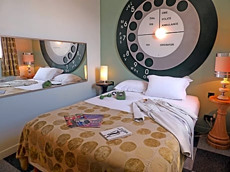 Detective Hotel