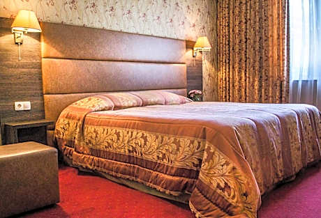 Deluxe Double Room (2 Adults + 1 Child)