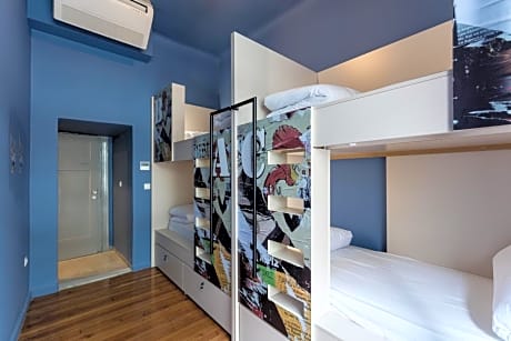 Bed in 4-Bed Mixed Dormitory Room with Ensuite Bathroom