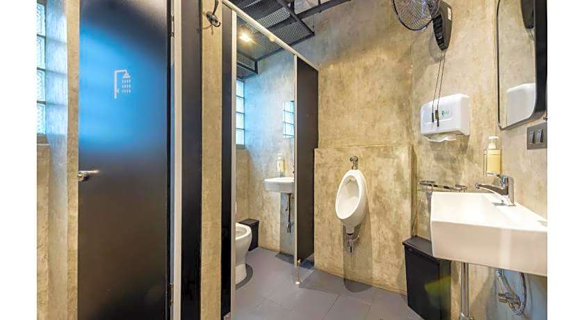 Siam Subway Hostel and Cafe