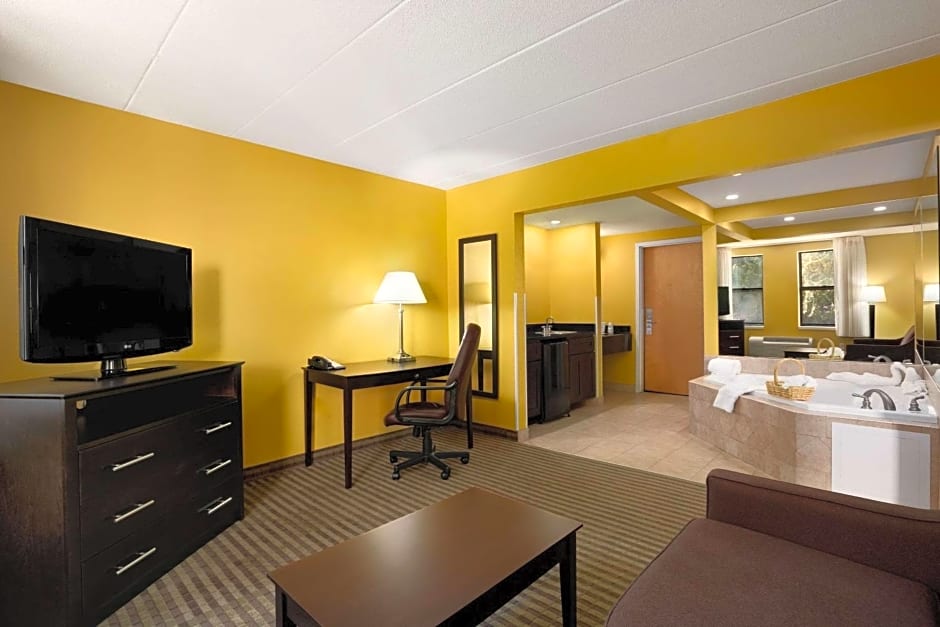 La Casa Inn & Suites-Middleboro