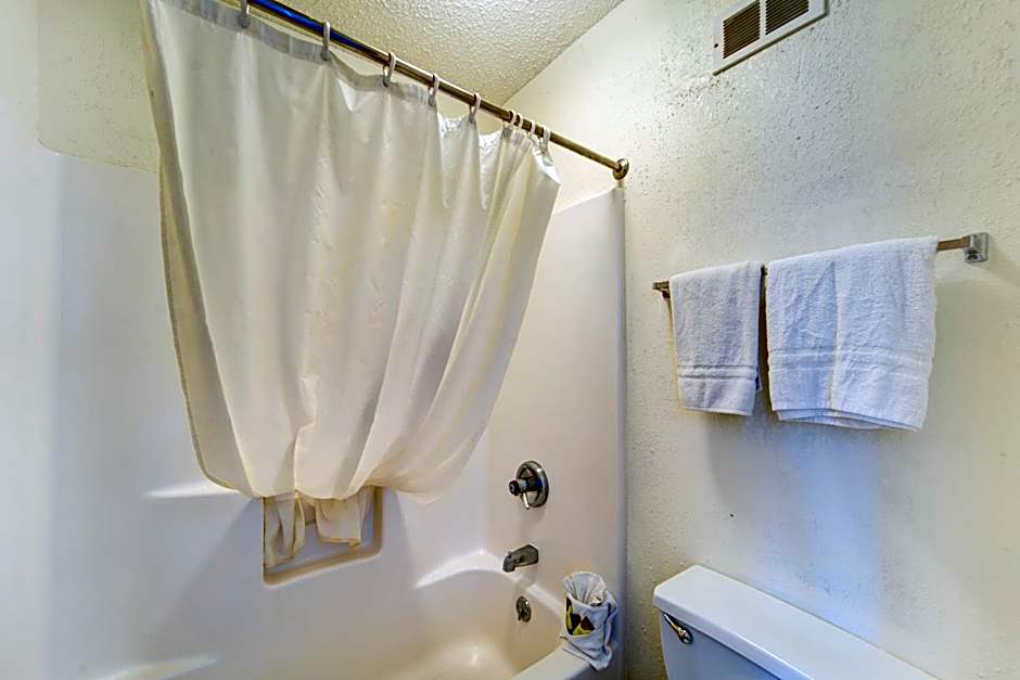 Capital O Amerihost Inn and Suites Mexico Hwy 54 MO