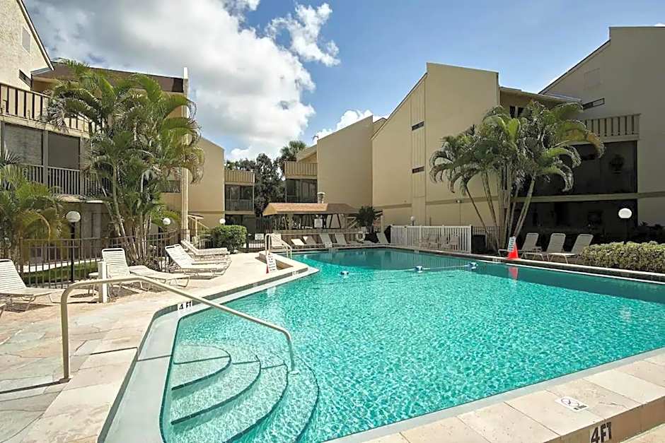 Stroll to Siesta Beach from Serene Condo + (bikes)