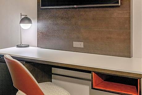 One-Bedroom King Suite with Bathtub and Sofa Bed - Mobility Access