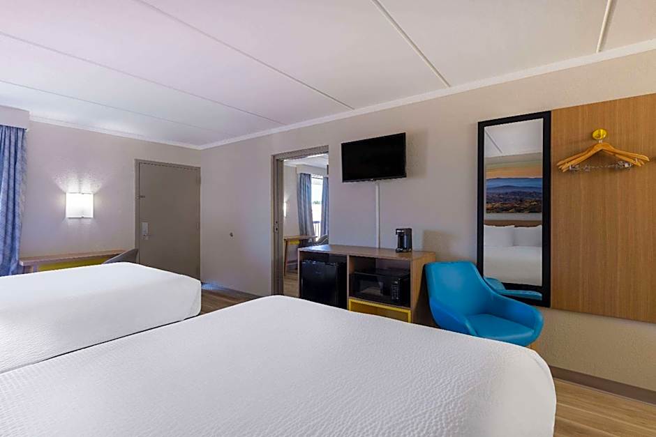 Days Inn & Suites by Wyndham Fayetteville NW Ft Bragg