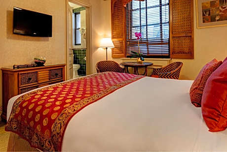 Petite Queen Room