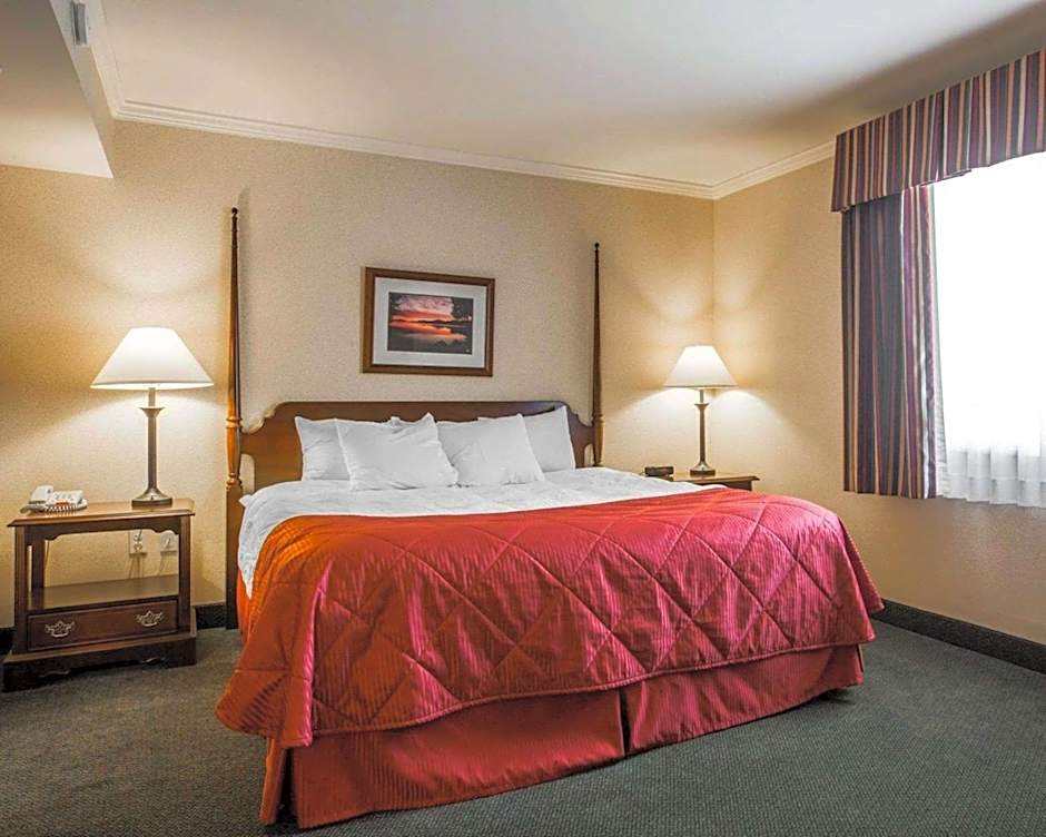 Clarion Inn & Suites At The Outlets Of Lake George