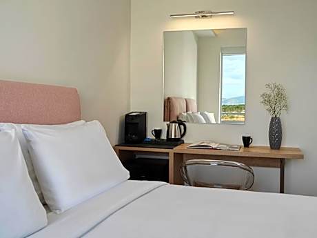 Deluxe Suite with Side Sea View