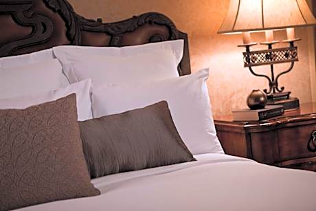 One-Bedroom King Suite with Sofa Bed and Roll-in Shower - Mobility Accessible