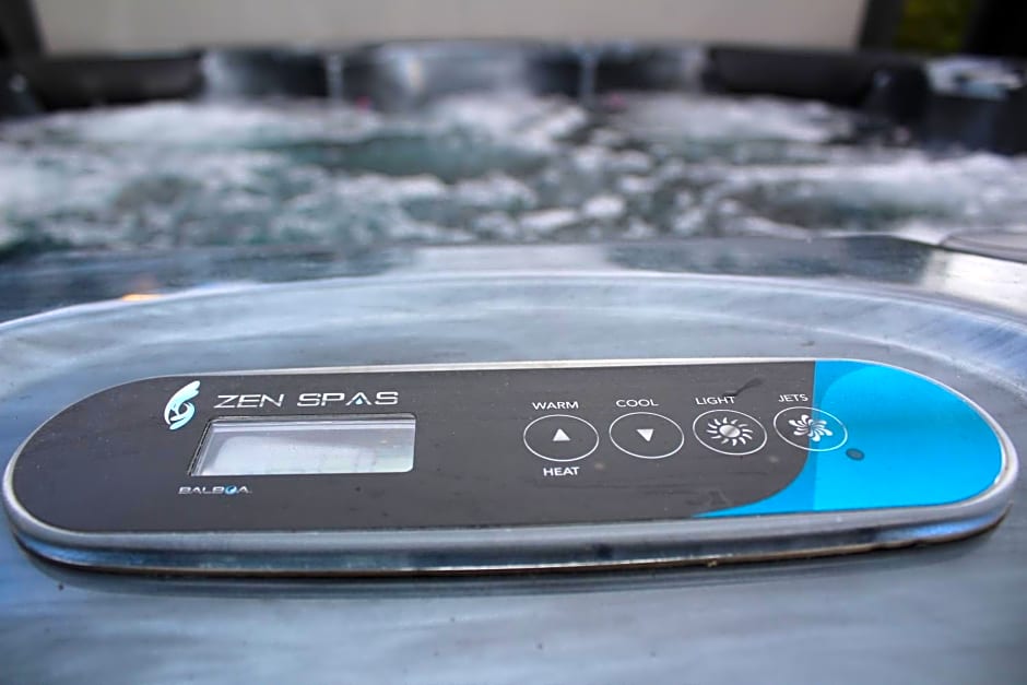 Moonlight Ridge -2 bedroom lodge with hot tub