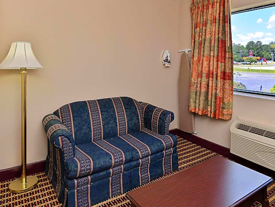 Econo Lodge Inn & Suites