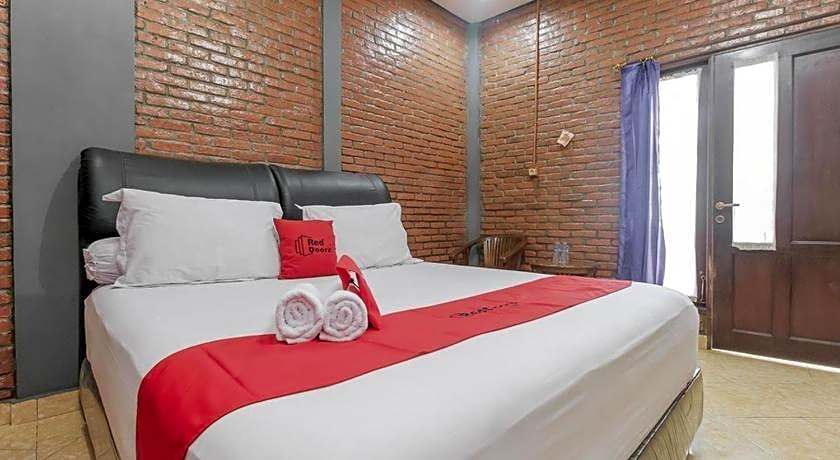 RedDoorz Plus Syariah @ Ampera Raya