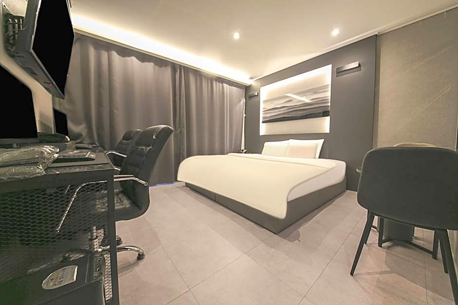 Hotel Hermes at Yongin Everland Station