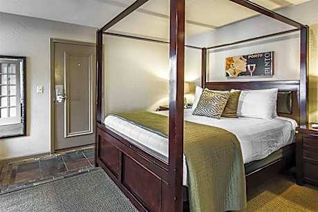 1 King Bed Suite Nonsmoking