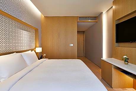 [Special package only for foreigners] Superior King Room + Hanbok rental for 2 (4 hours)