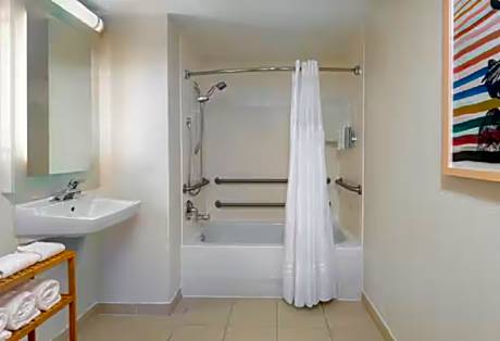 1King Mobilty/Hearing Access Tub Studio Ns