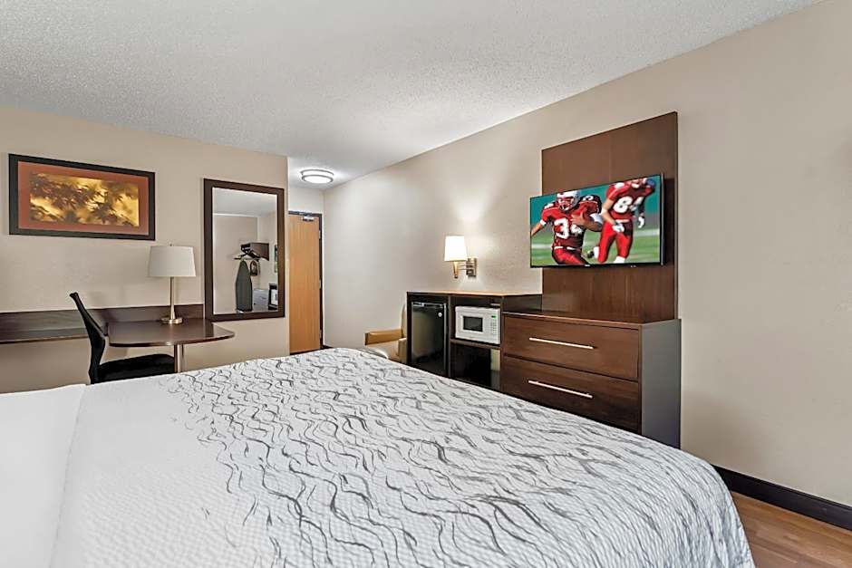 Red Roof Plus+ & Suites Malone