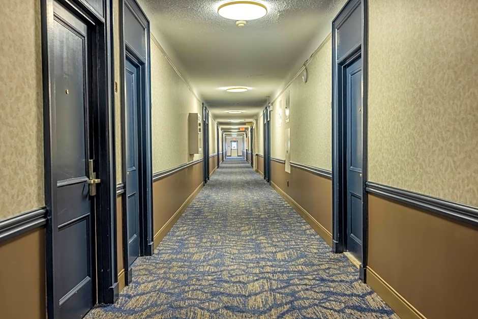 Prince Arthur Waterfront Hotel & Suites