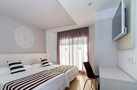 TRIPLE STANDARD (2 ADULTS 1 CHILD)