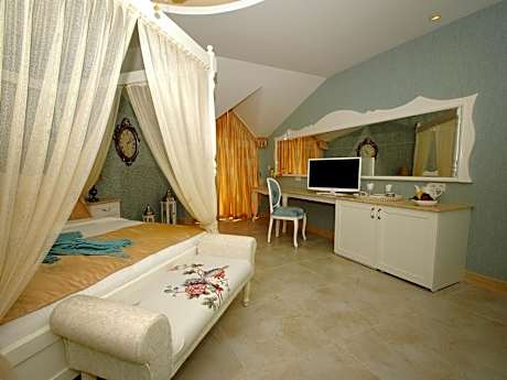 Deluxe Suite with Spa Bath