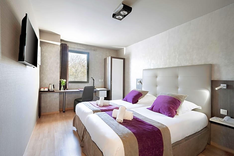 Photo 1 of 7 of Family 1 Queen Bed and 2 Twin Beds