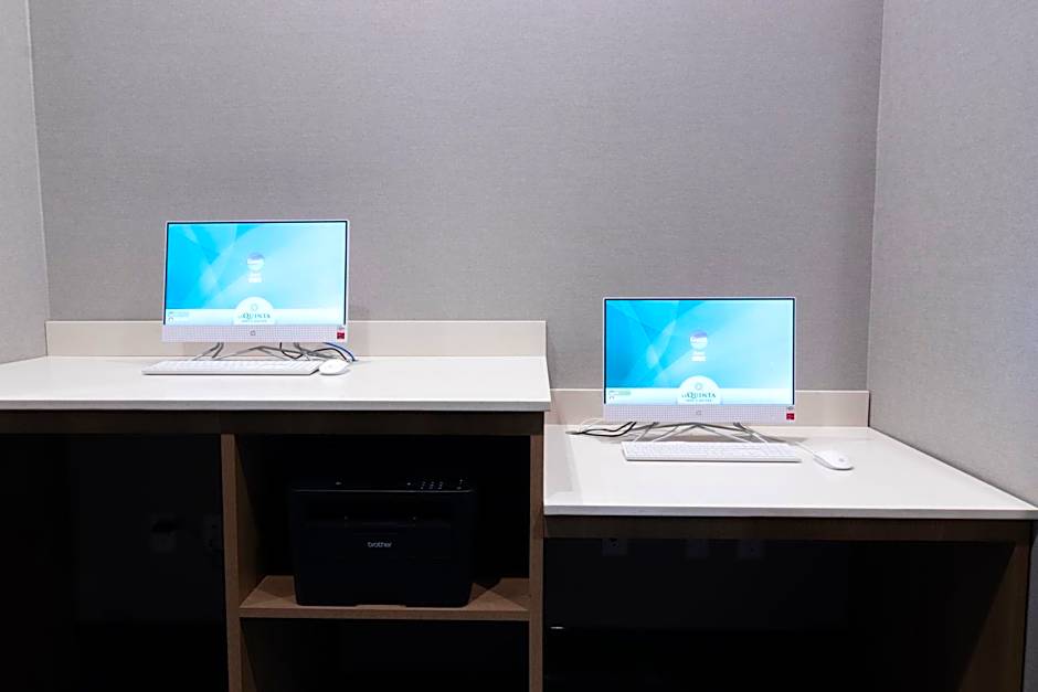 La Quinta Inn & Suites by Wyndham San Antonio Seaworld LAFB