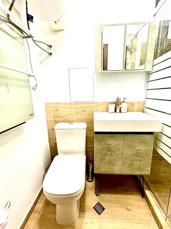 The Green Apartment 2BR - free parking