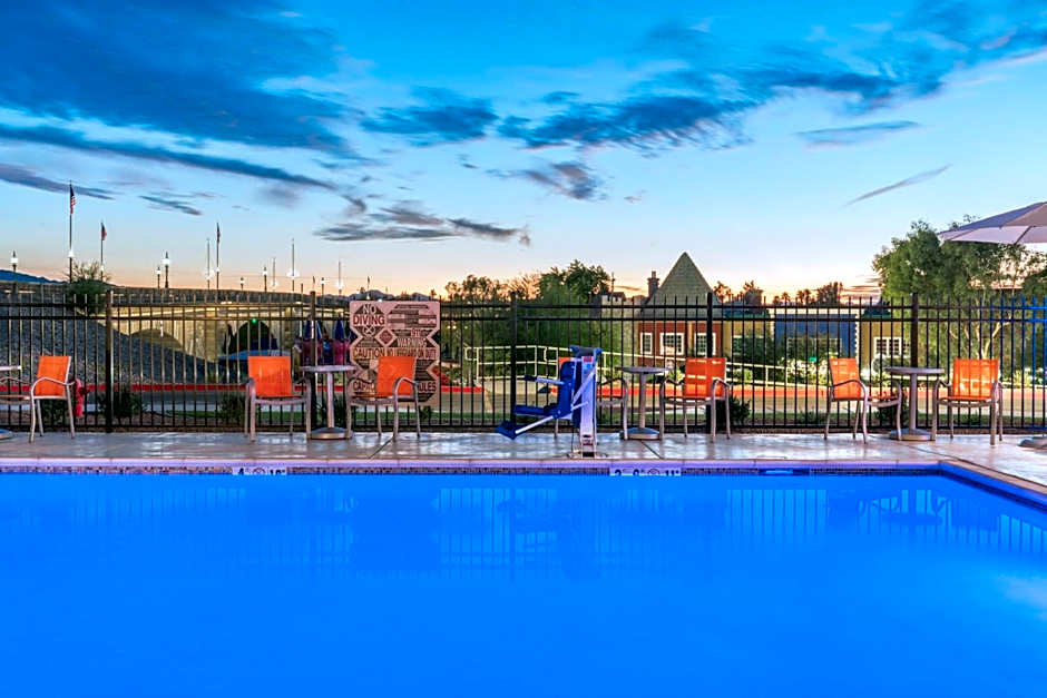 Holiday Inn Express and Suites Lake Havasu London Bridge By IHG