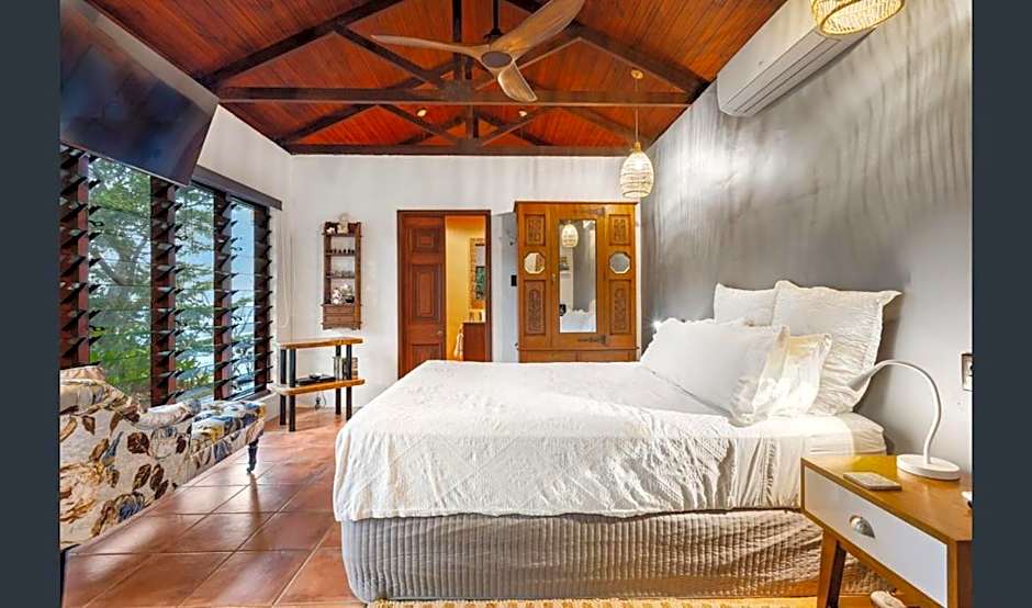 Gunnadoo Holiday Hut with Ocean Views and Jacuzzi