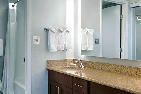 Queen Studio with Sofa Bed and Tub - Mobility and Hearing Accessible