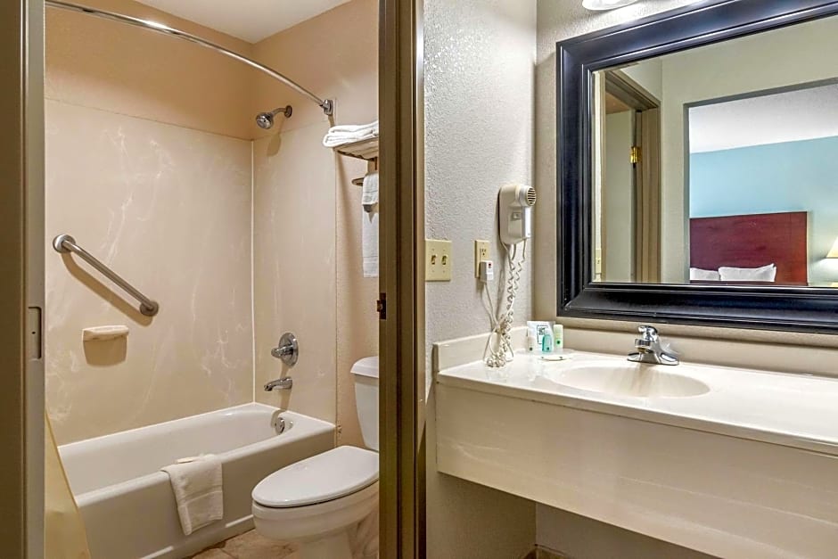 Quality Suites Kansas City International Airport – Kansas City, MO