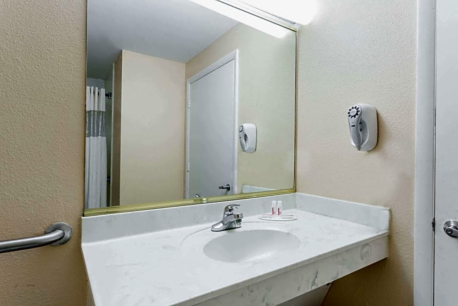 Super 8 by Wyndham Hull Street Midlothian Richmond Area