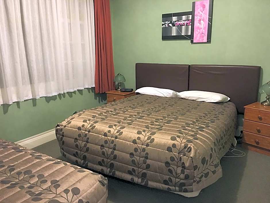 Colonial Motel
