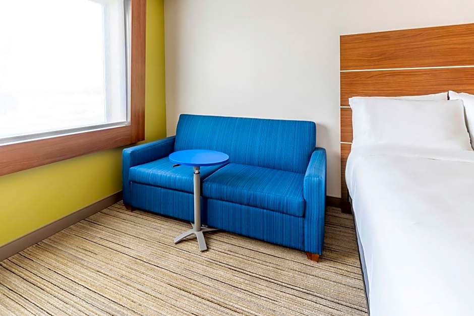 Holiday Inn Express & Suites Milwaukee - West Allis By IHG