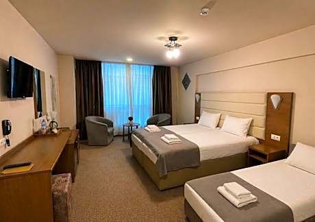 Family Room (2 Adults + 2 Children)