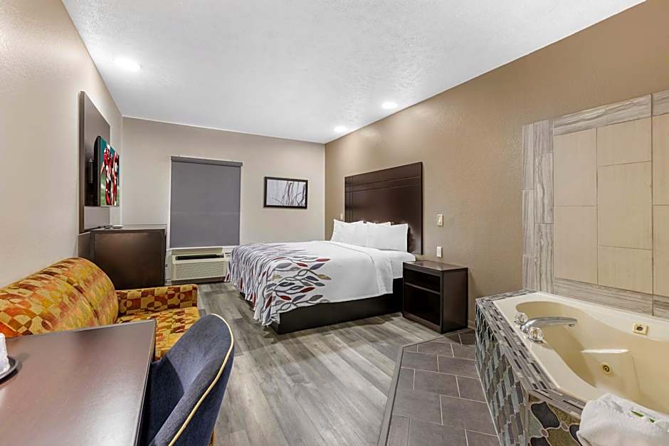 Red Roof Inn & Suites Clinton, MS