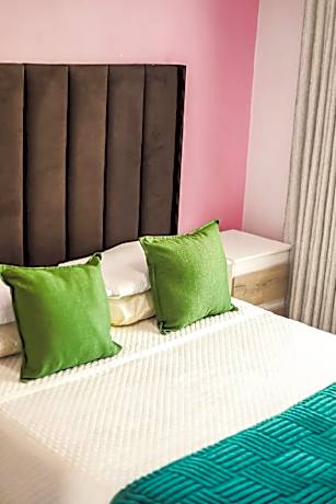 Serenity Heights Backpackers Lodge