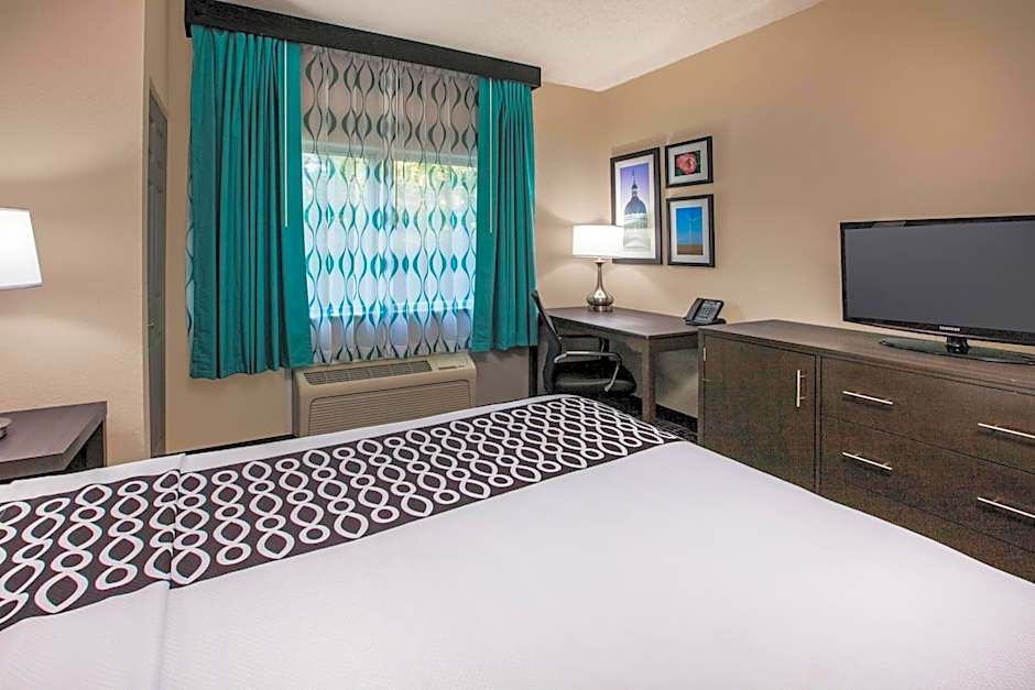 La Quinta Inn & Suites by Wyndham Indianapolis North At Pyramids